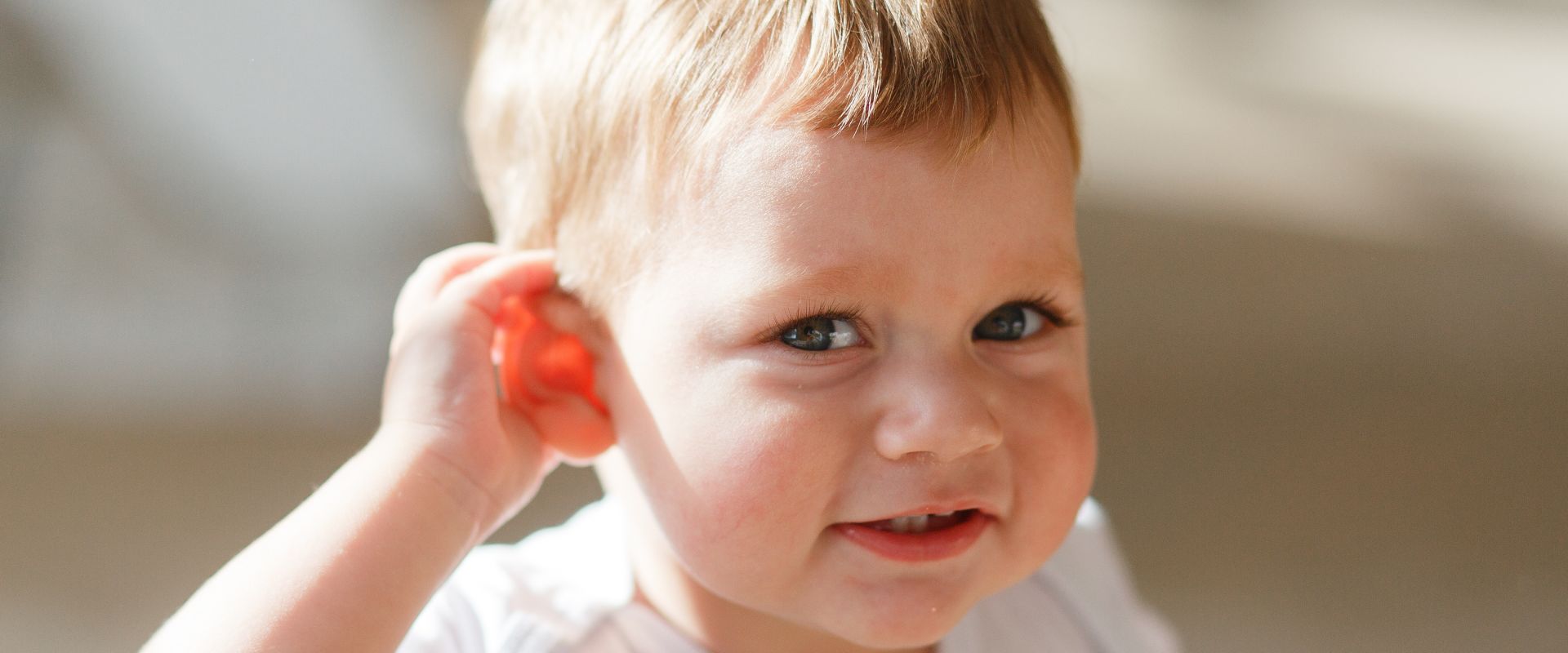 Kako prepoznati da bebu boli uho?